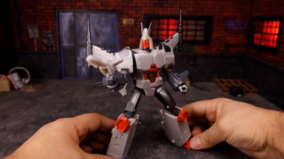 Ferak Transformers Legacy United sosteniendo su arma durante la reseña.