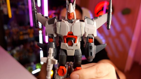 Ferak Transformers Legacy United mostrado por el presentador al final de la reseña.