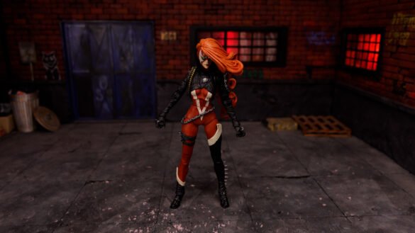 She-Spawn de McFarlane de pie en el diorama utilizado en la reseña de Geeksonas.