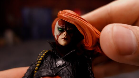 Detalle del rostro y el cabello naranja de She-Spawn de McFarlane durante la reseña.