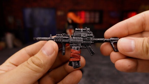 Arma larga de She-Spawn de McFarlane mostrada de cerca durante la reseña.