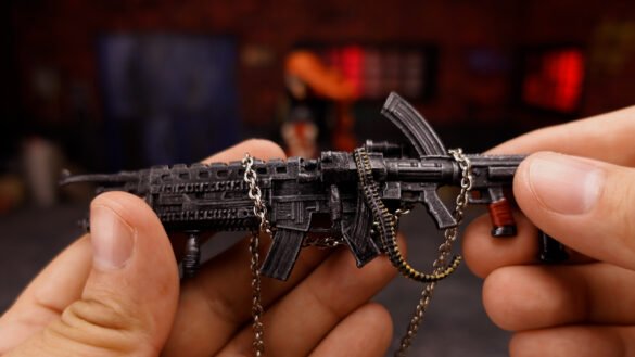Detalle del arma pesada con cadena de She-Spawn de McFarlane.