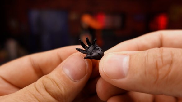 Mano intercambiable de She-Spawn de McFarlane mostrada de cerca.