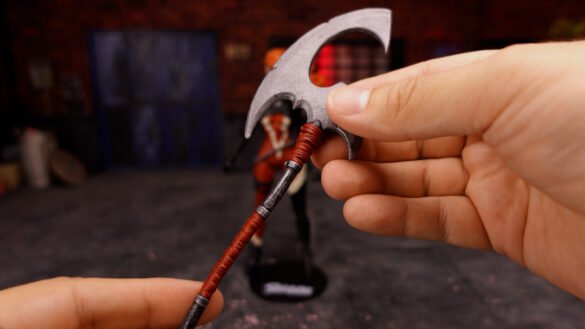 Hacha de doble hoja de She-Spawn de McFarlane durante la reseña.