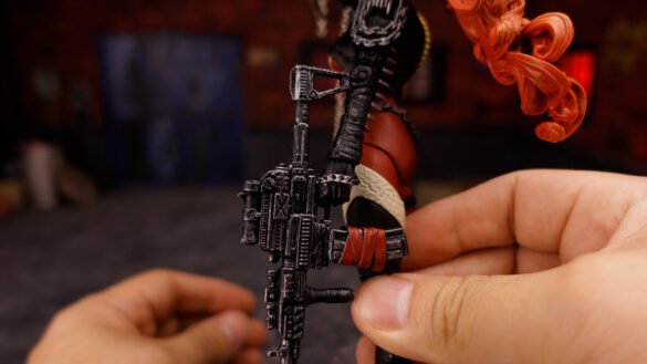 Detalle de She-Spawn de McFarlane sosteniendo su arma larga.
