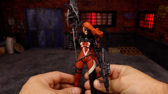 She-Spawn de McFarlane con el arma apoyada junto al cuerpo durante la reseña.