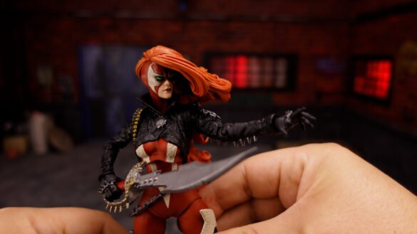 She-Spawn de McFarlane con un brazo extendido durante una prueba de articulación.