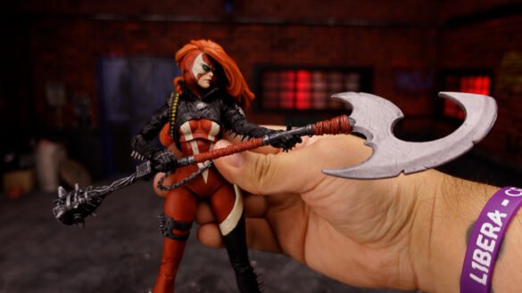 She-Spawn de McFarlane sosteniendo su hacha de doble hoja.