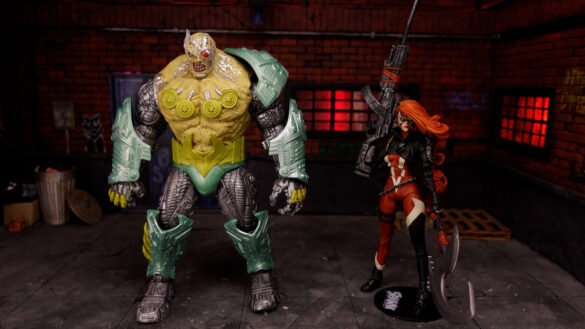 Comparación de She-Spawn de McFarlane con una figura de torso amarillo y verde.