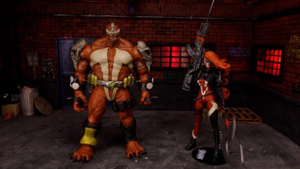 Comparación de tamaño de She-Spawn de McFarlane con una figura de cabello largo y botas naranjas.