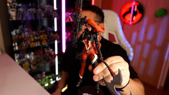 She-Spawn de McFarlane mostrada por el presentador al final de la reseña de Geeksonas.