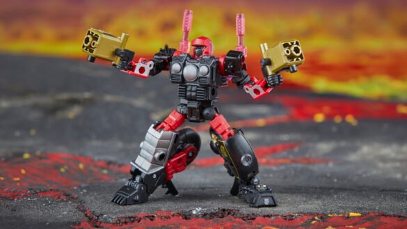 Figura Transformers Legacy United de Road Pig en pose de combate, con sus armas levantadas.