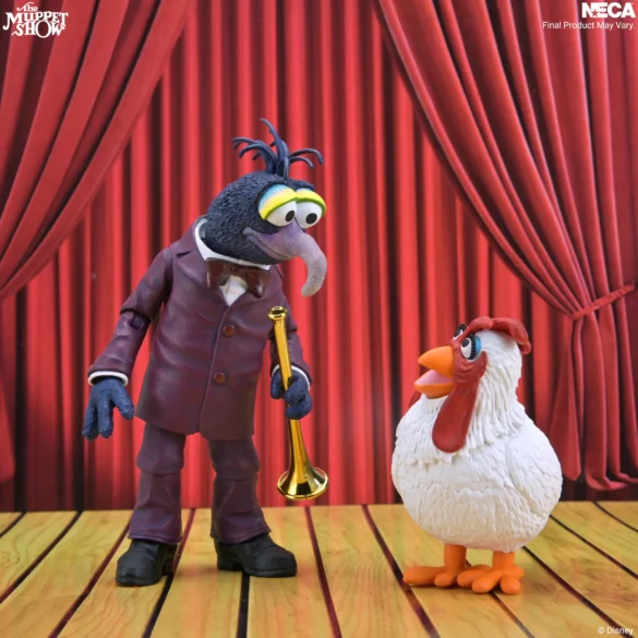 Gonzo de NECA mira a Camilla mientras sostiene una trompeta dorada.