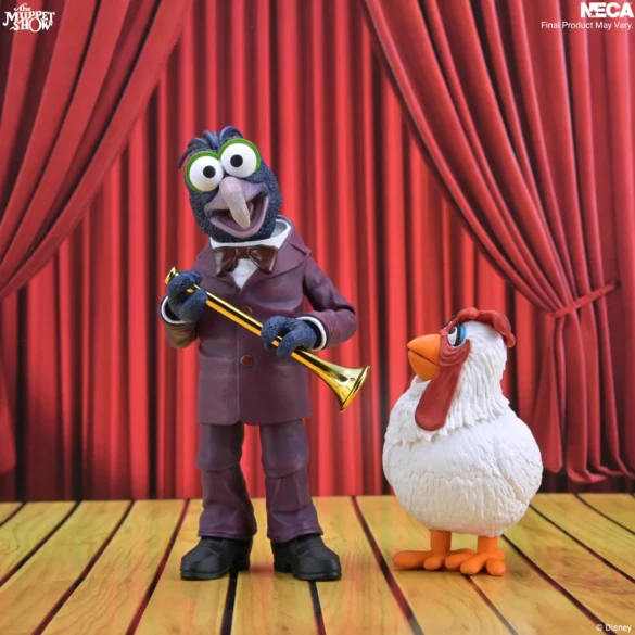 Gonzo de NECA sostiene una trompeta junto a Camilla ante un telón rojo.