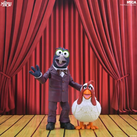 Figuras de Gonzo con traje violeta y Camilla de NECA sobre el escenario de The Muppet Show.