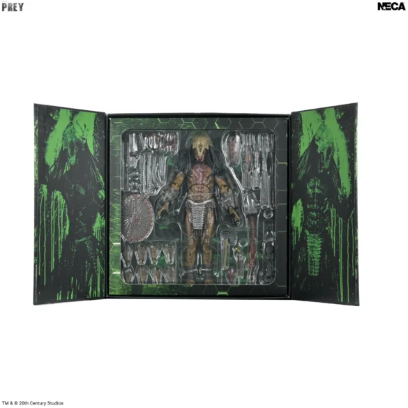 Caja abierta de Feral Predator ULTRAmate de NECA con la figura y sus accesorios.