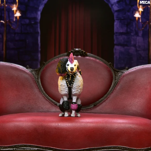 Gonk de Ultimate Elvira de NECA sentado en un sofá rojo.