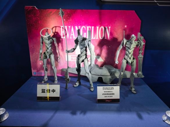 Prototipos de Evangelion AMK PRO de YOLOPARK exhibidos en Wonder Festival.