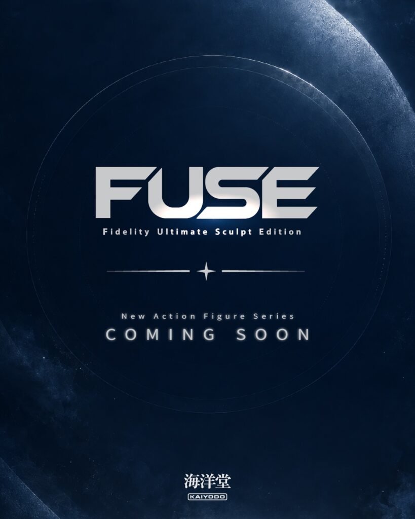 Anuncio de la línea FUSE de Kaiyodo con el logotipo sobre fondo azul oscuro.