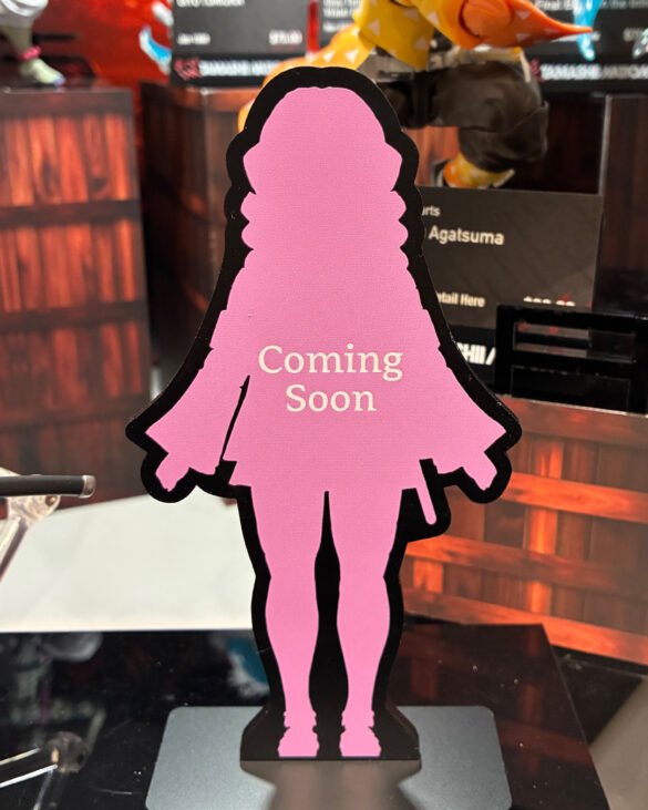 First-look-SH-Figuarts-MuichiroTokito-04 Silueta rosa con el mensaje Coming Soon en la vitrina S.H.Figuarts de Demon Slayer de NYCC 2026.