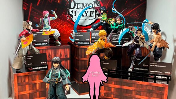 Muichiro Tokito y otras figuras S.H.Figuarts de Demon Slayer en la vitrina de NYCC 2026.