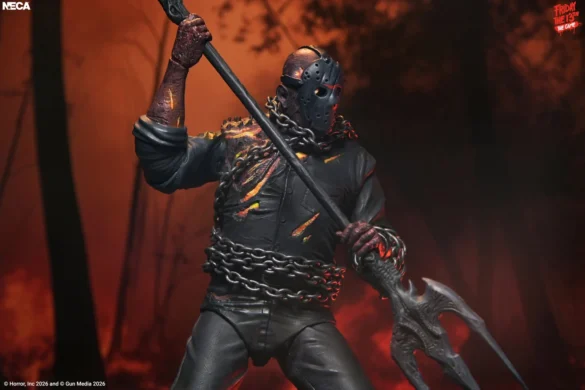 Ultimate Savini Jason de NECA levantando el tridente ante un fondo infernal.
