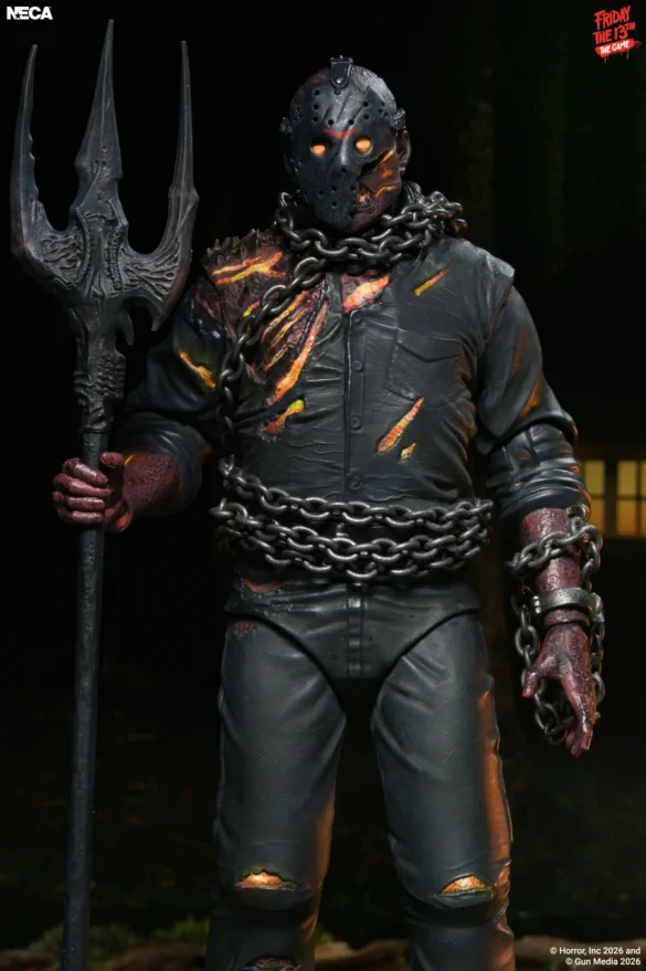 Ultimate Savini Jason de NECA con máscara y tridente en posición vertical.