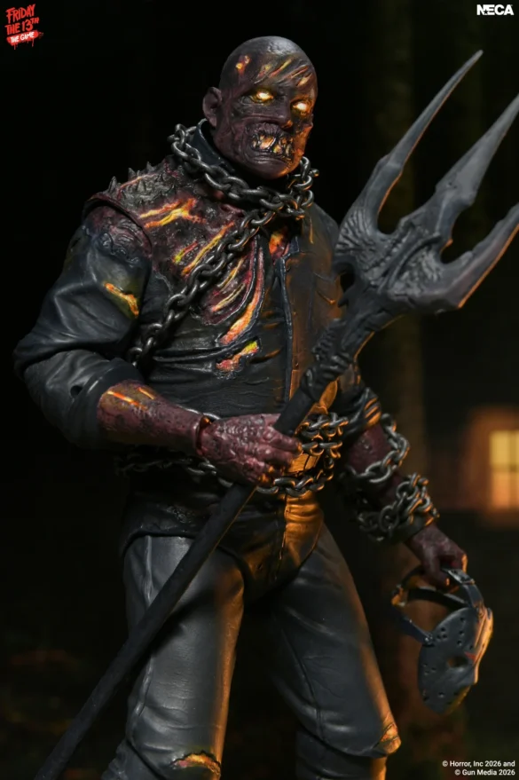 Ultimate Savini Jason de NECA sin máscara, visto de tres cuartos.
