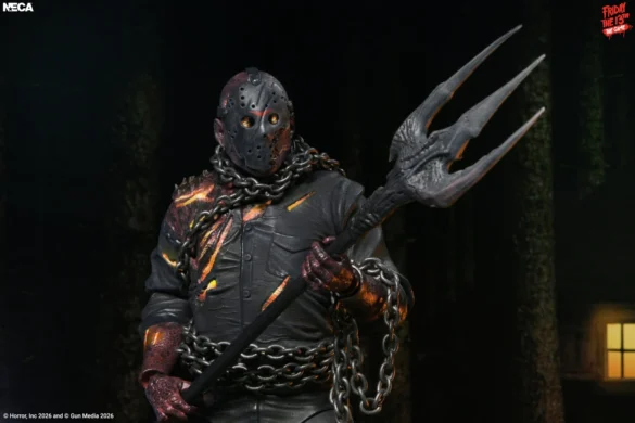 Detalle de Ultimate Savini Jason de NECA con el tridente junto al rostro.