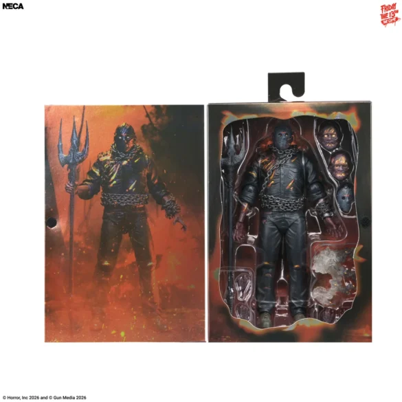 Caja abierta de Ultimate Savini Jason de NECA con figura y accesorios.