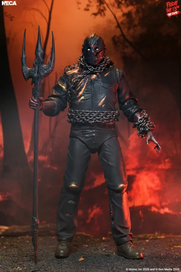 Ultimate Savini Jason de NECA sosteniendo el tridente en una imagen promocional.