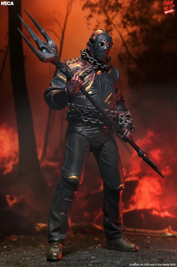 Ultimate Savini Jason de NECA con el tridente cruzado frente al cuerpo.