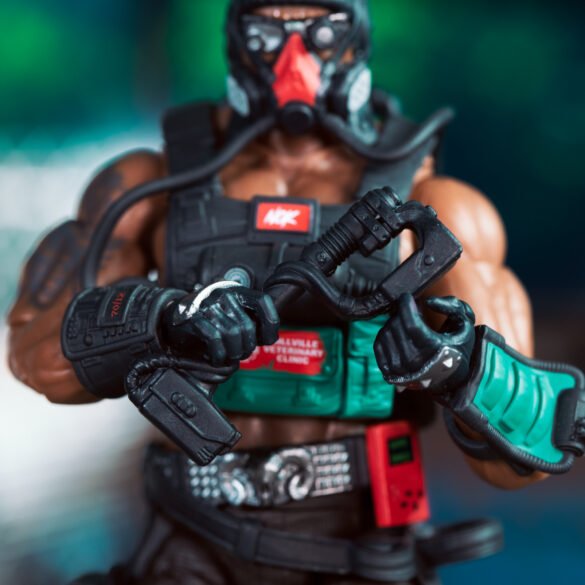 G.I. JOE CLASSIFIED SERIES #232, DREADNOK FLATLINE (13) Dreadnok Flatline de Hasbro sujetando un arma con ambas manos.