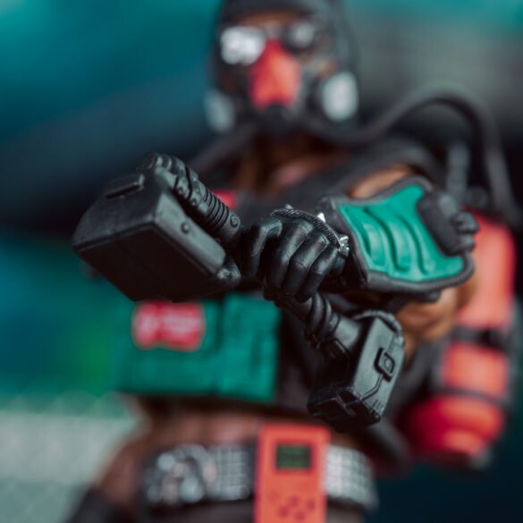 G.I. JOE CLASSIFIED SERIES #232, DREADNOK FLATLINE (14) Detalle de las manos y el equipo de Dreadnok Flatline de Hasbro.