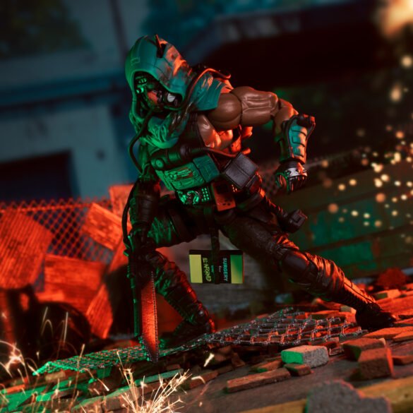 G.I. JOE CLASSIFIED SERIES #232, DREADNOK FLATLINE (4) Dreadnok Flatline de Hasbro inclinado en pose de ataque con motosierra.