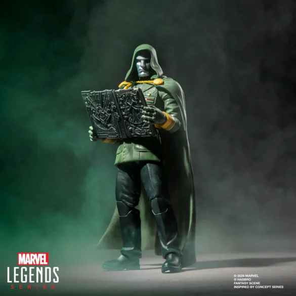 GEEKSONAS-MARVEL-LEGENDS-SERIES-MARVEL-STUDIOS-AVENGERS-DOOMSDAY-LORD-DOOM-CONCEPT-SERIES-2 Lord Doom Concept Series de Marvel Legends sosteniendo un libro abierto con cubiertas oscuras.