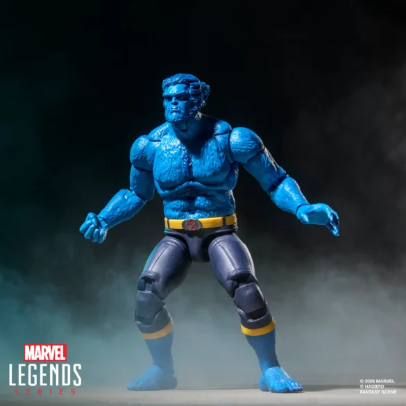 Beast de Marvel Legends de pie, con pelaje azul y brazos abiertos en posición de combate.
