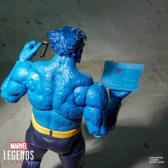 Beast de Marvel Legends sosteniendo unas gafas y una tableta azul, visto de espaldas.