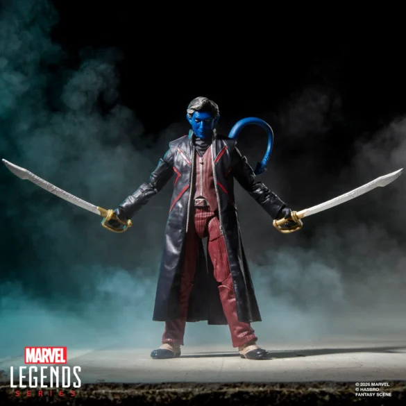 Nightcrawler de Marvel Legends con abrigo negro, dos espadas y cola azul curvada.