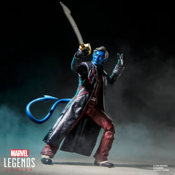 Nightcrawler de Marvel Legends con una espada alzada y el abrigo abierto, en posición de ataque.