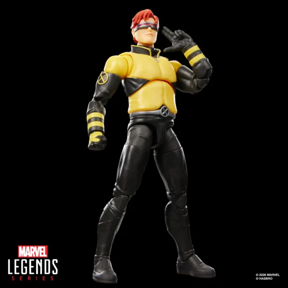 GEEKSONAS-MARVEL-LEGENDS-SERIES-X-MEN-97-CYCLOPS-1 Cyclops de X-Men ’97 de Marvel Legends con uniforme amarillo y negro y una mano sobre el visor.
