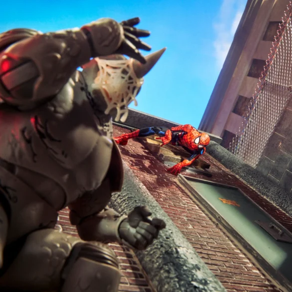 GEEKSONAS-MVL-LEGENDS-SERIES-SPIDER-MAN-VS.-MARVELS-RHINO-YOUR-FRIENDLY-NEIGHBORHOOD-SPIDER-MAN-13 Rhino de Marvel Legends en primer plano y Spider-Man al fondo, en una escena con edificios urbanos.