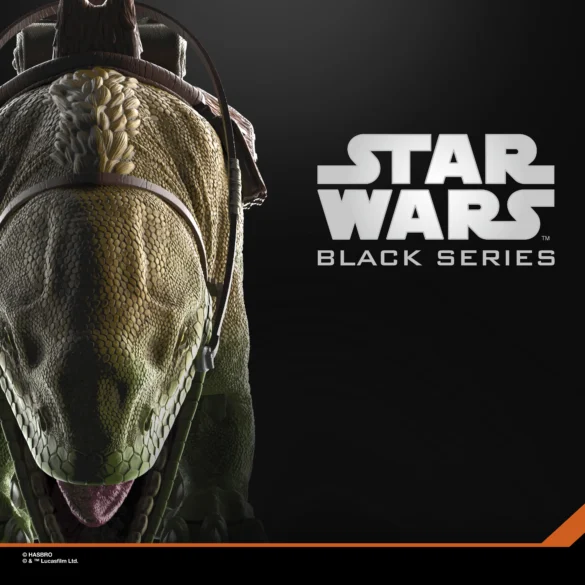 Primer plano de la cabeza del Dewback de Star Wars The Black Series, con piel escamosa verde y boca abierta.