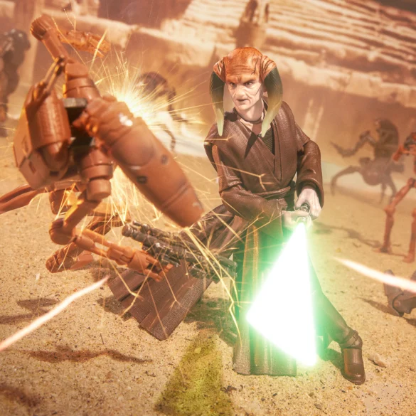 Saesee Tiin de Star Wars The Black Series combatiendo contra droides, con el sable de luz verde encendido.