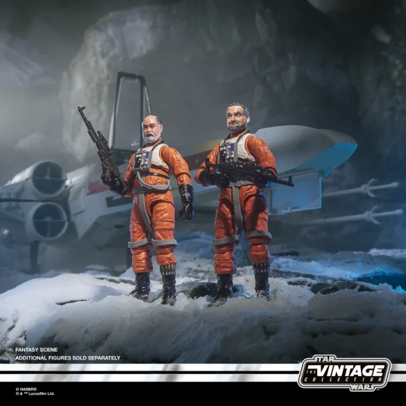 Carson Teva y Trapper Wolf de The Vintage Collection con trajes naranjas y rifles, en un diorama nevado.