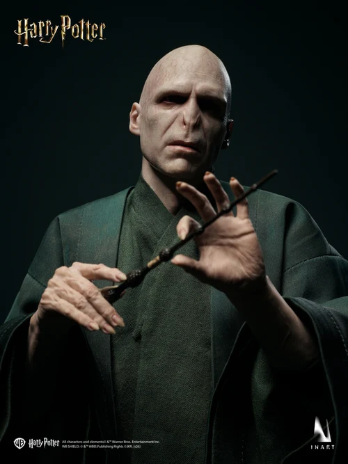 Harry-Potter-and-the-Deathly-Hallows-Voldemort-01 Voldemort de INART con la varita entre los dedos y una mano extendida.