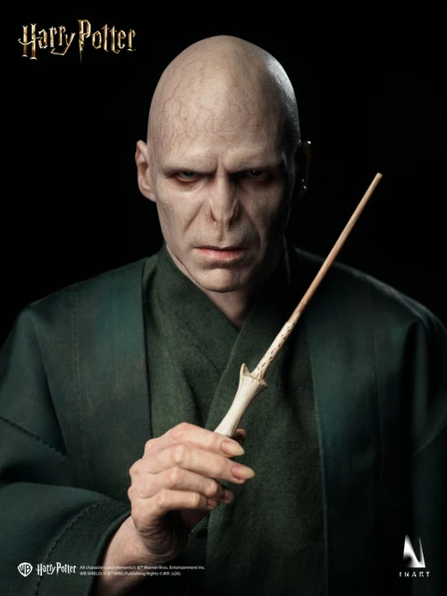 Harry-Potter-and-the-Deathly-Hallows-Voldemort-011 Voldemort de INART mirando la varita que sostiene entre los dedos.