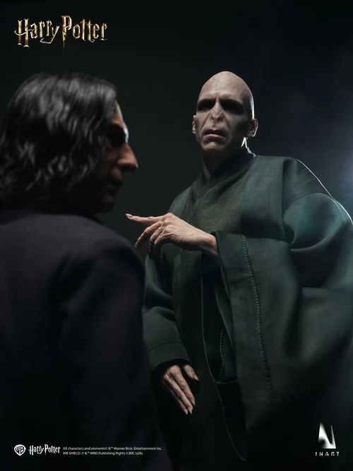 Harry-Potter-and-the-Deathly-Hallows-Voldemort-013 Voldemort de INART frente a otra figura en una escena de exhibición.
