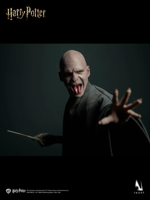 Harry-Potter-and-the-Deathly-Hallows-Voldemort-015 Voldemort de INART extendiendo una mano y sosteniendo la varita.