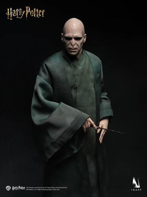 Harry-Potter-and-the-Deathly-Hallows-Voldemort-017 Voldemort de INART mirando hacia abajo con la varita junto al cuerpo.